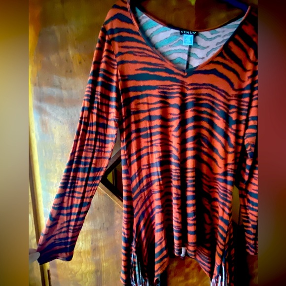 VENUS Tunic, tiger striped top. Medium. With asymmetrical hem. - Picture 1 of 7